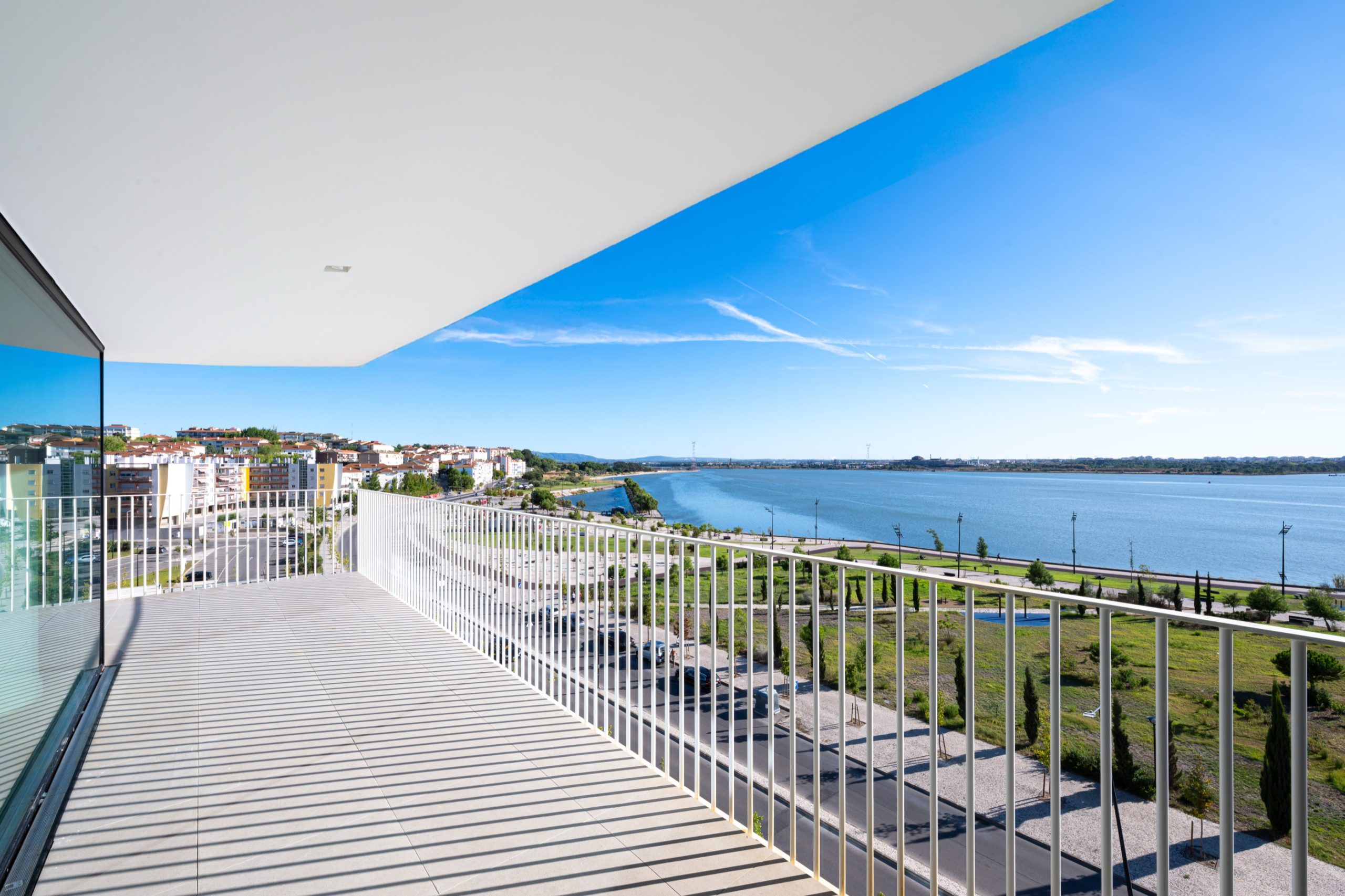 Barreiro, Almada ou Setúbal? Onde Comprar Perto de Lisboa 3 Vista lateralde uma varanda dos empreendimentos Nooba