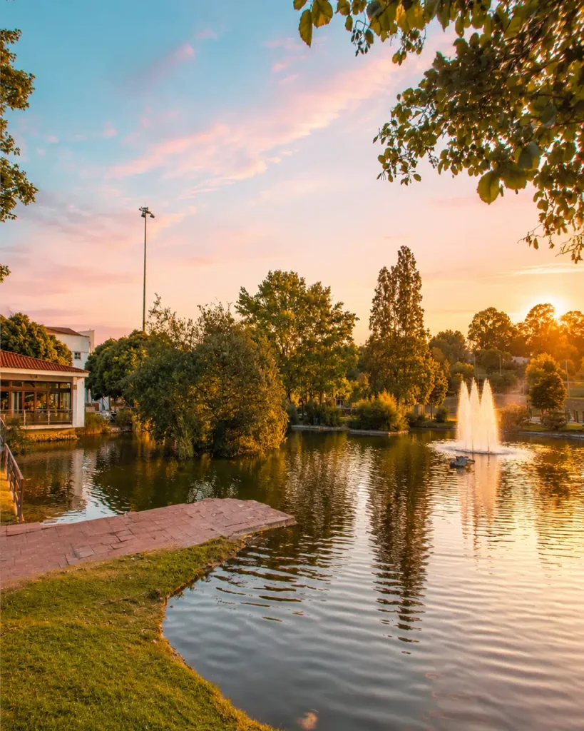 Lago com repuxo no Parque da Cidade do Barreiro ao pôr do sol